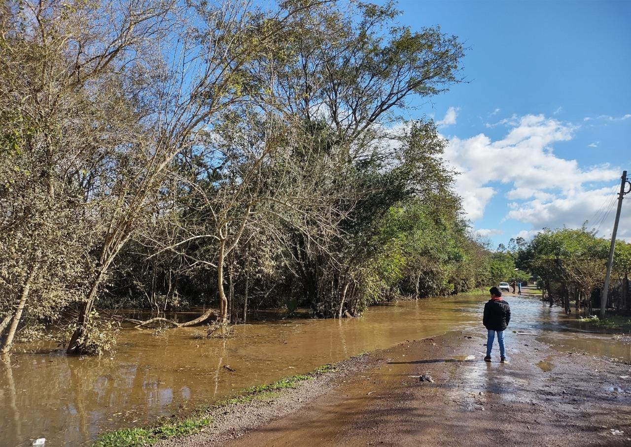 Nível do Rio dos Sinos sobe e mais de 50 pessoas são retiradas de casa no bairro Empresa em Taquara