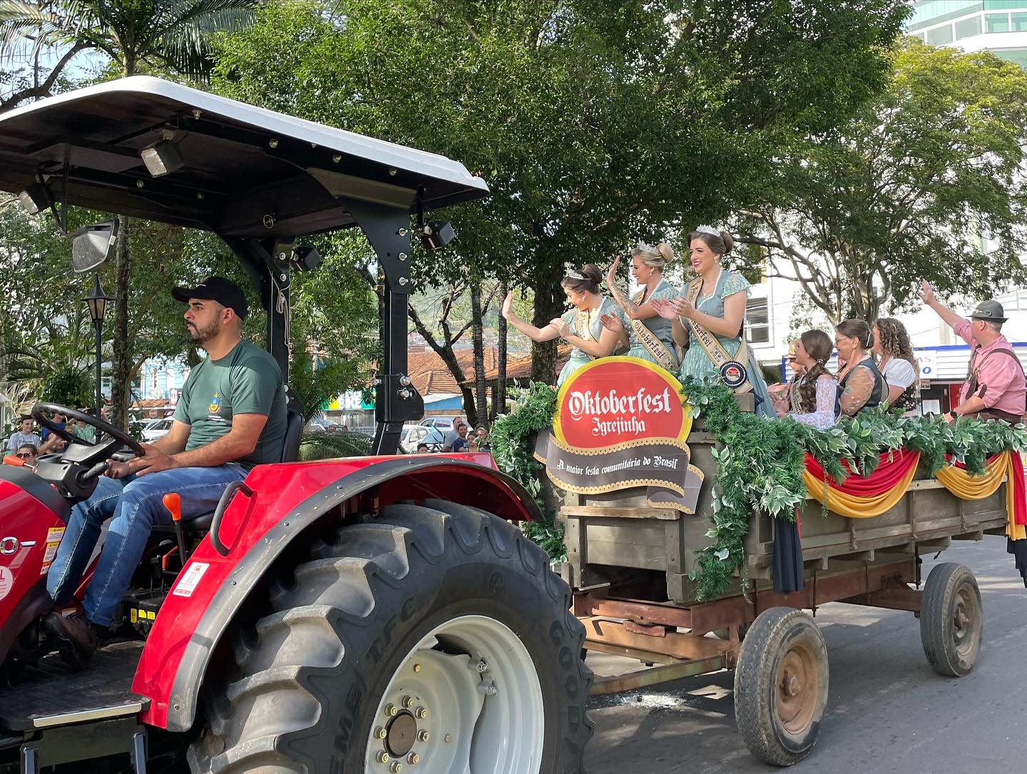 Desfile do Dia do Colono e Imigrante reúne centenas de pessoas em Igrejinha