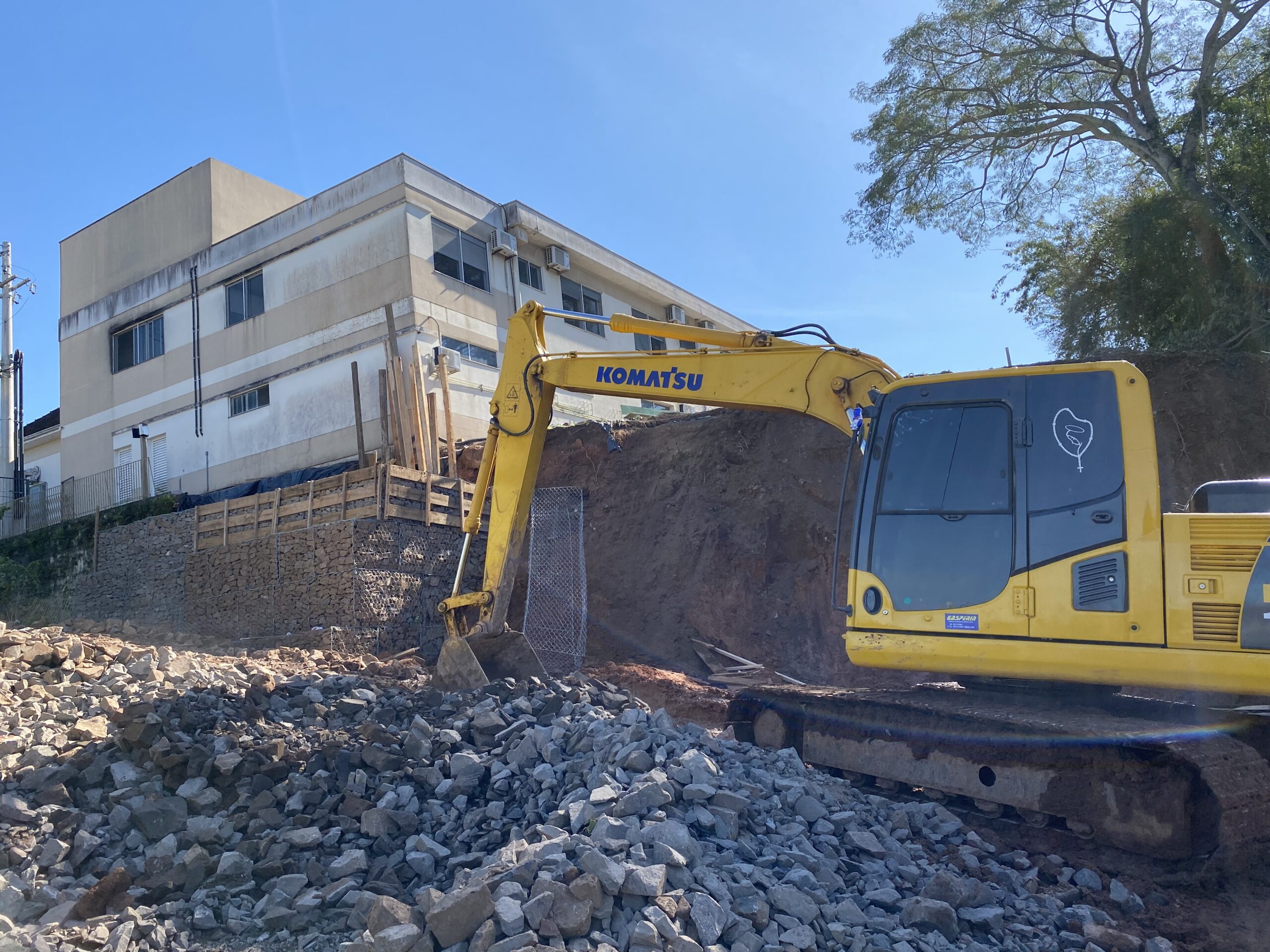 Prefeitura de Taquara constrói gabião no Hospital Bom Jesus para evitar deslizamentos de terra