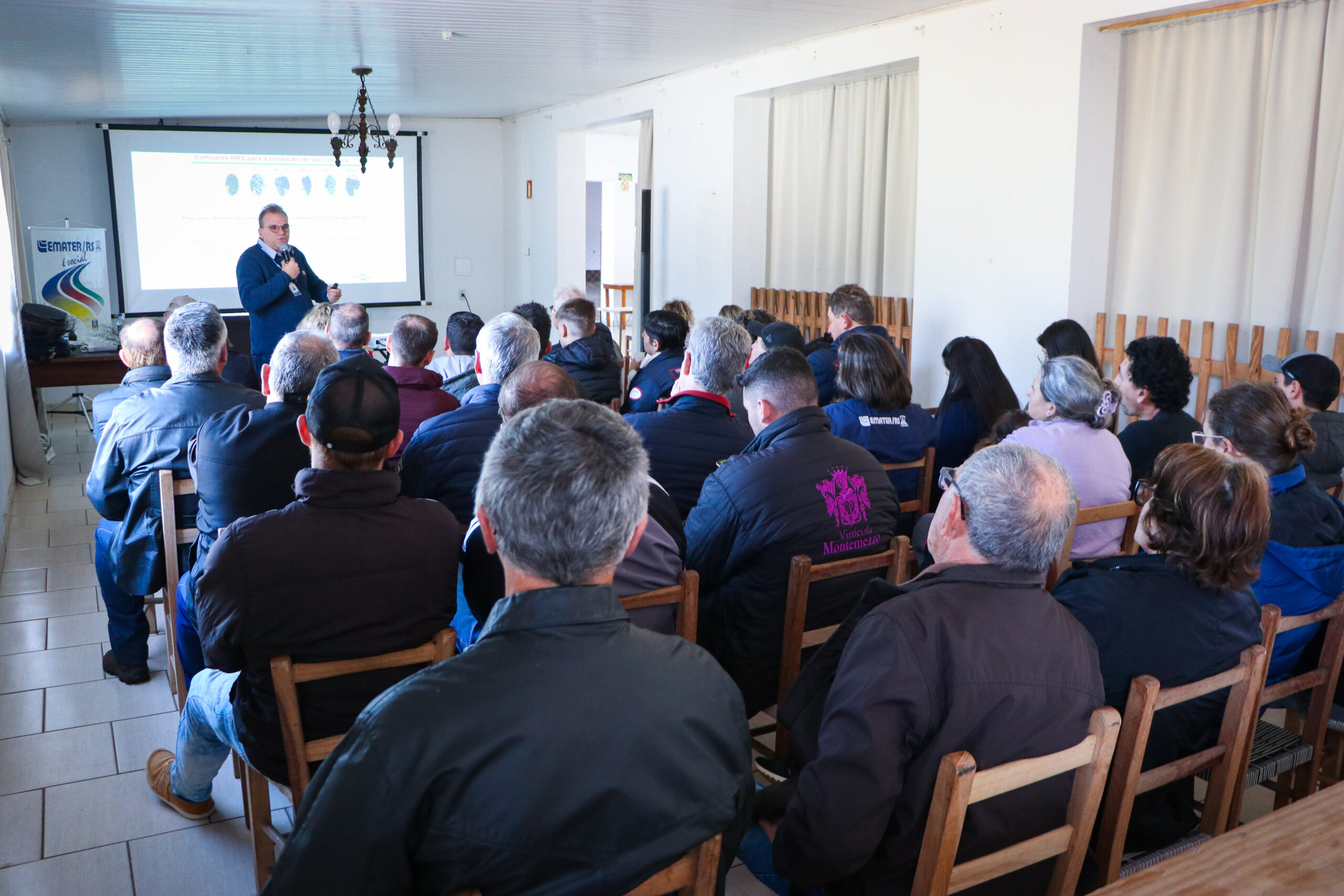 Sicredi Caminho das Águas reúne agricultores em encontro sobre viticultura em Rolante