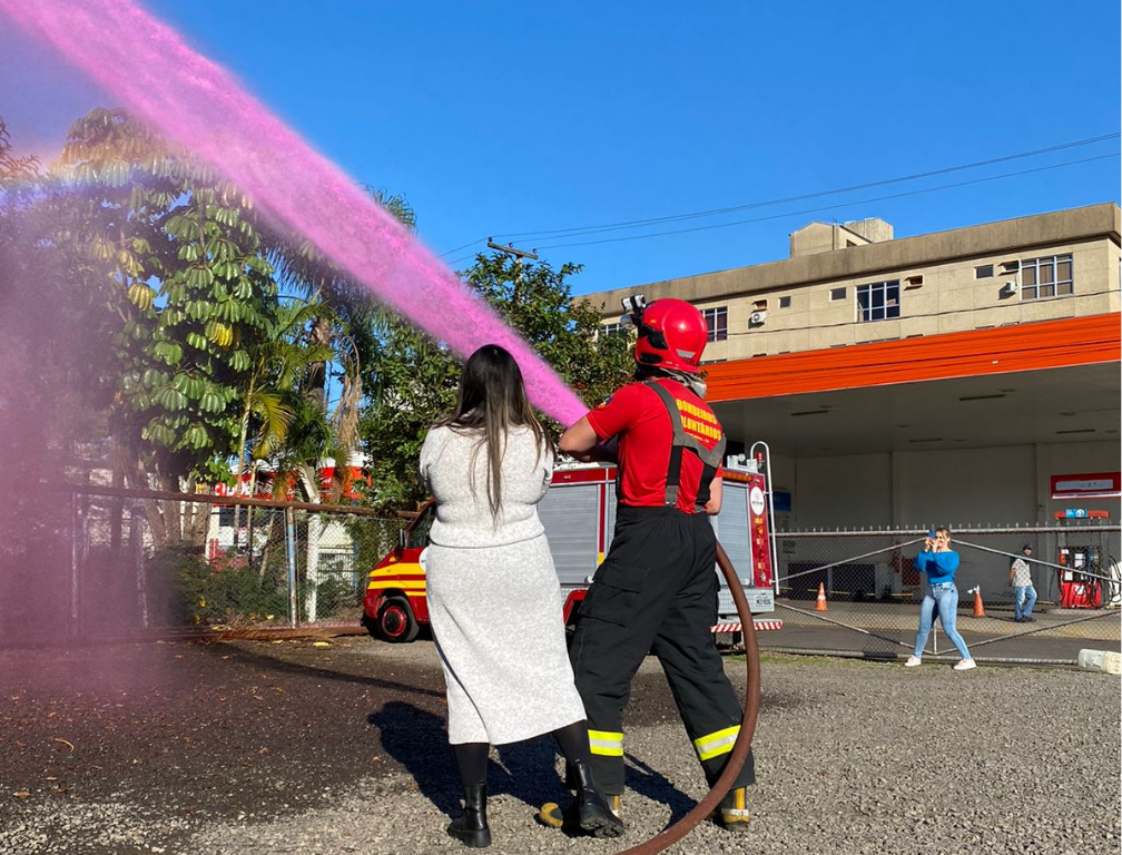 Bombeiro e esposa realizam ensaio diferenciado de revelação do sexo do bebê em Igrejinha