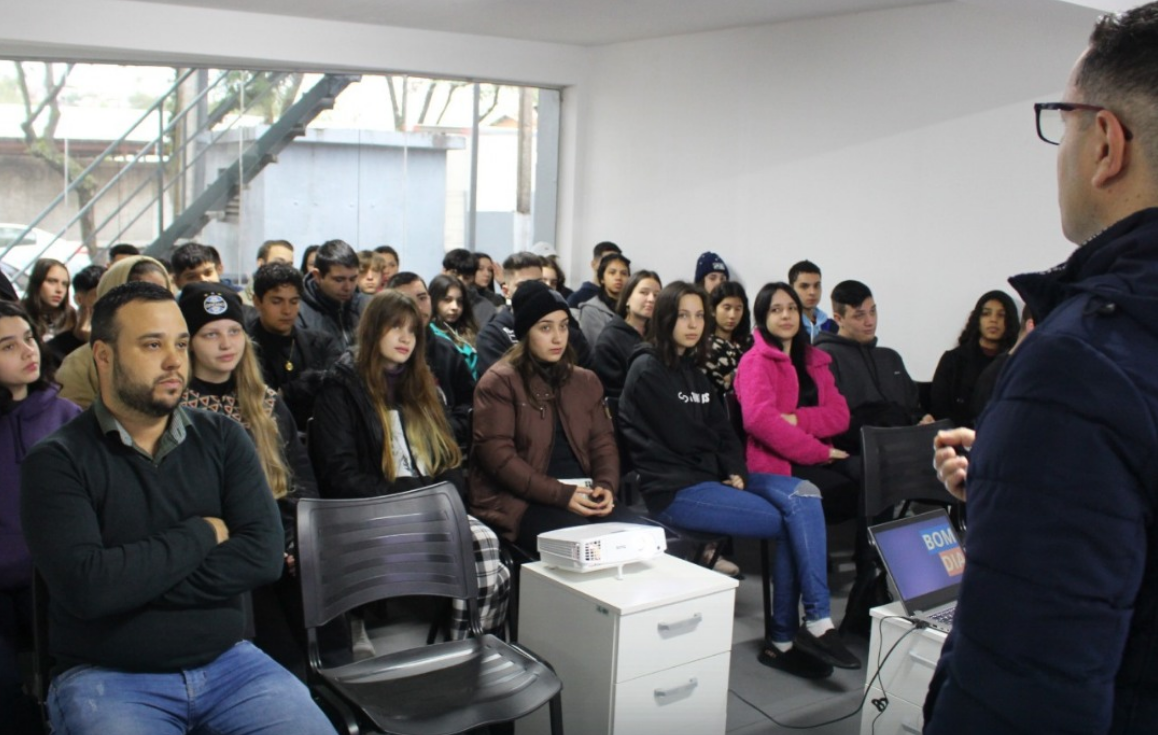 Secretarias de Desenvolvimento e Educação realizam palestras sobre empreendedorismo para estudantes em Parobé