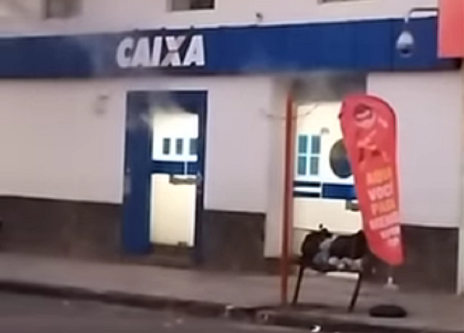 Fumaça saindo de agência bancária chama atenção no Centro em Taquara