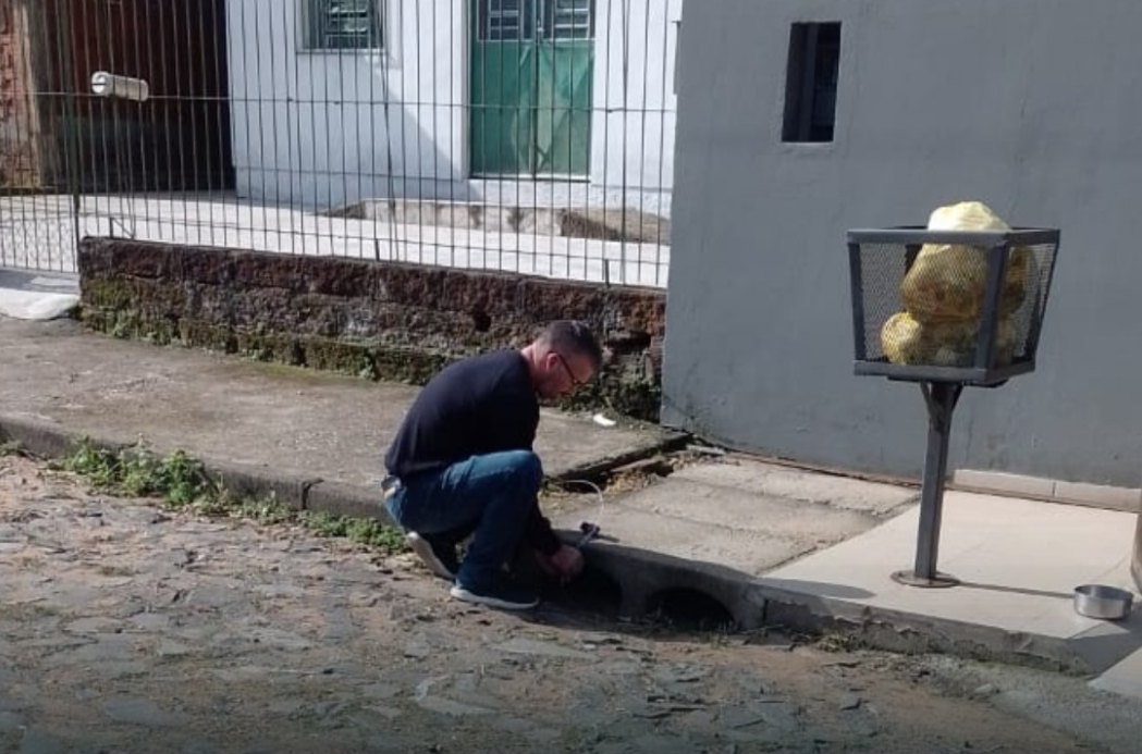 Vigilância em Saúde de Parobé realiza trabalho de desratização de bueiros e bocas de lobo