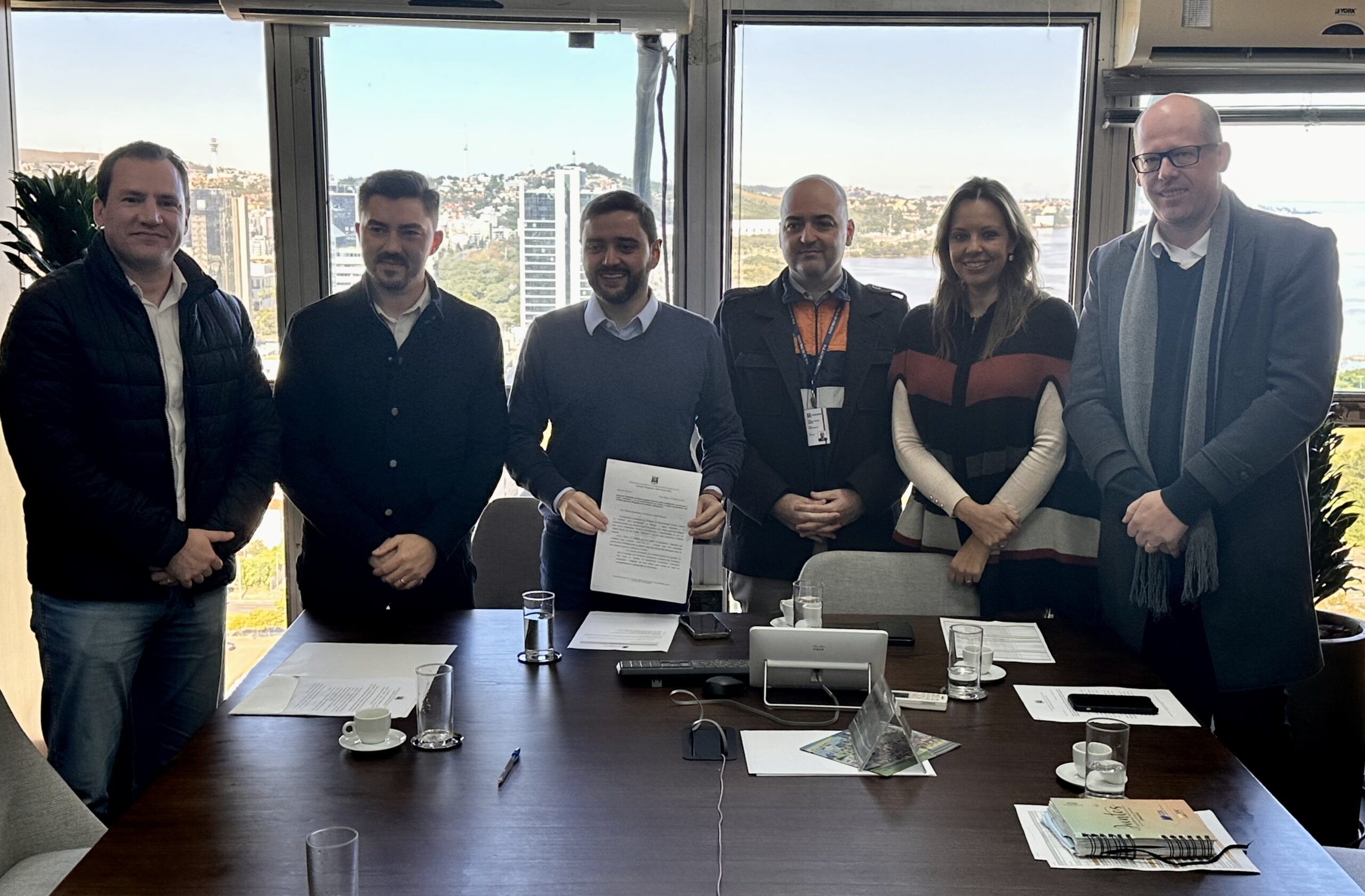 Deputados entregam ofício ao governador em exercício do RS pedindo celeridade no auxílio a municípios castigados pelo ciclone