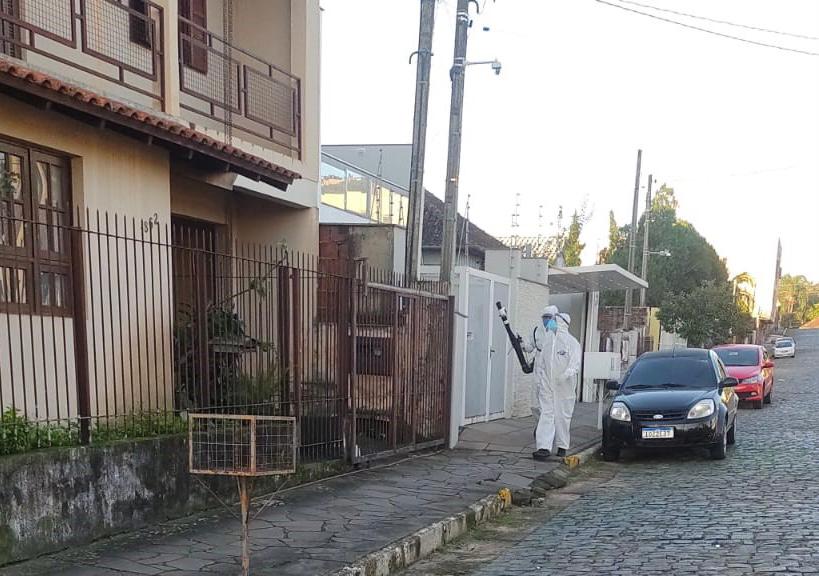 Agentes de endemias trabalham na prevenção contra a dengue no bairro Jardim do Prado em Taquara