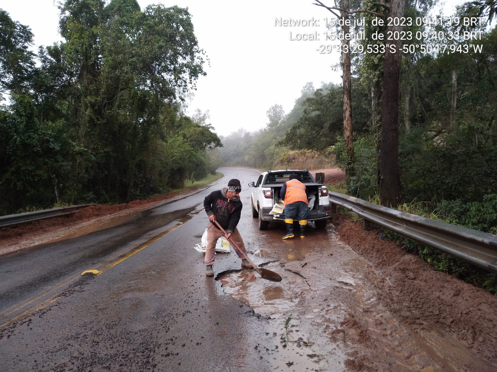 Polícia Rodoviária e Defesa Civil realizam bloqueio na ERS-020 em Taquara para conserto de buraco na pista