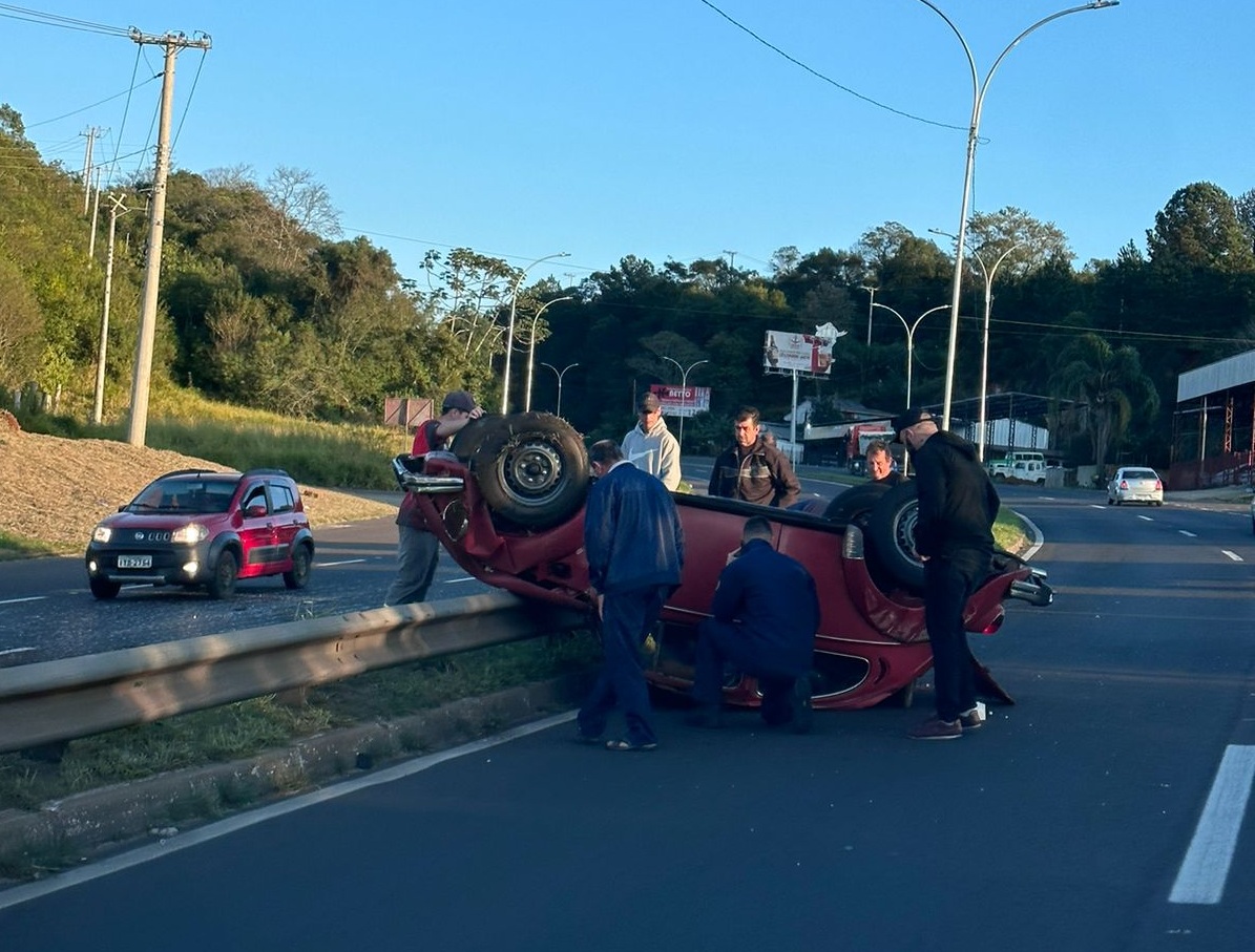 Motorista perde o controle e Fusca é encontrado capotado na ERS-239 em Parobé