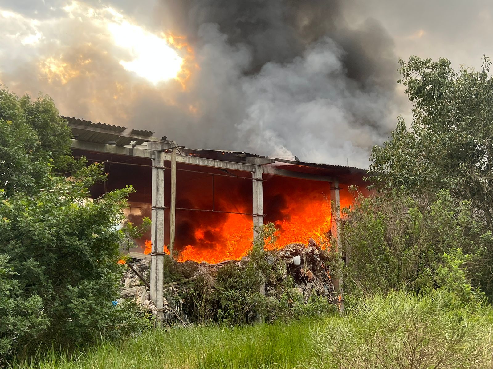 Incêndio é registrado em depósito industrial abandonado na ERS-115 em Taquara