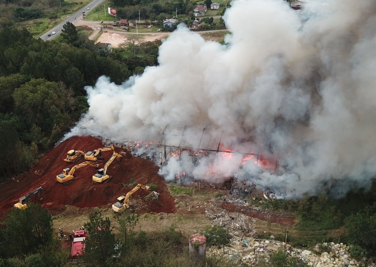 Combate a incêndio em depósito já dura 24h e mais de 350 mil litros de água já foram utilizados em Taquara