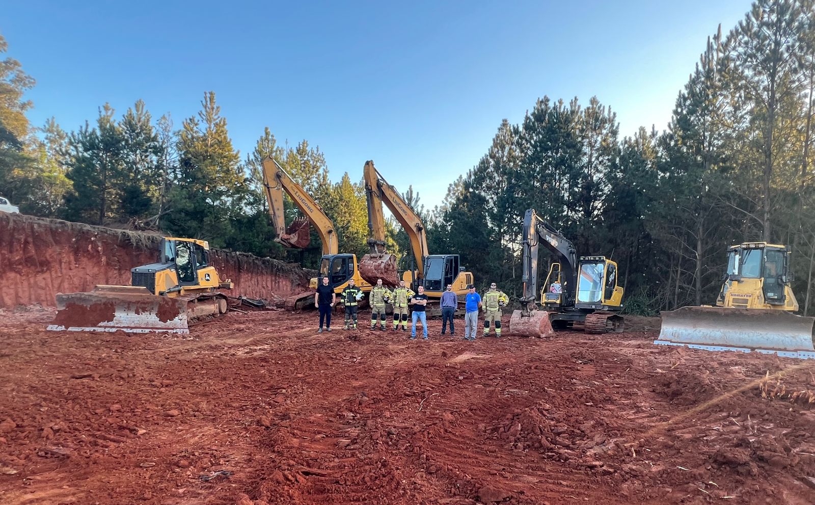 Equipes dos bombeiros e Prefeitura concluem combate a incêndio em Taquara