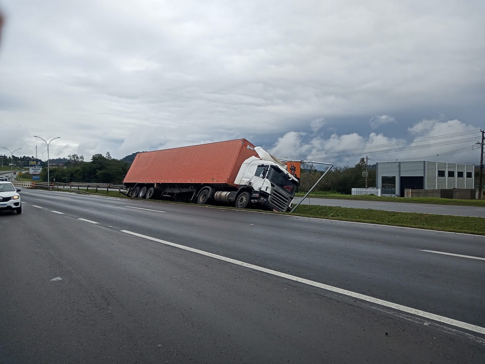 Polícia atende saída de pista de caminhão na ERS-239