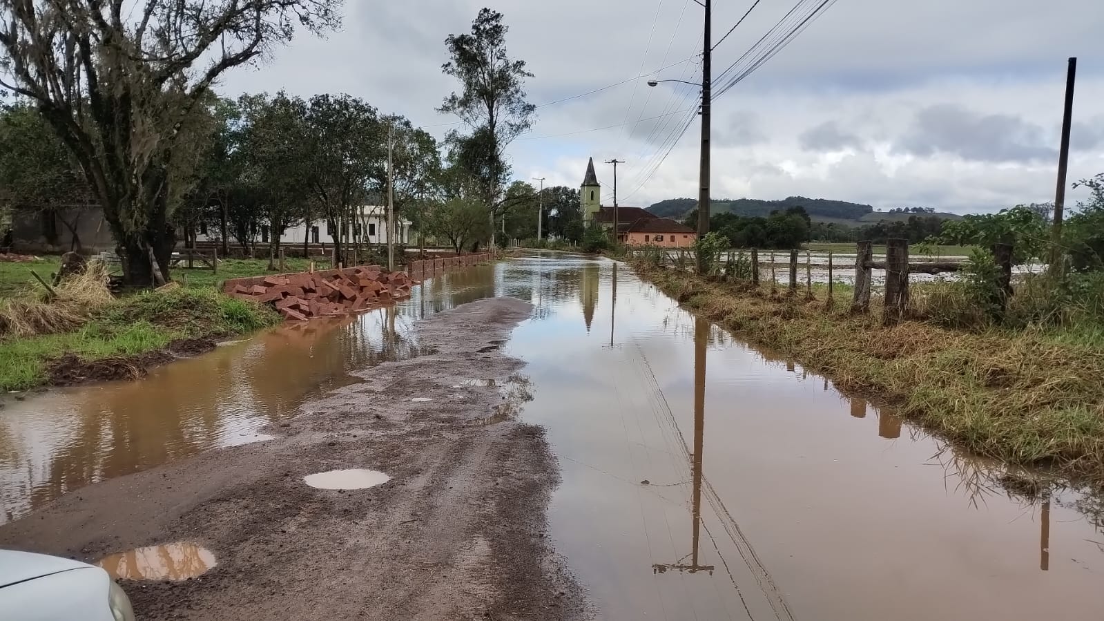 Alagamentos impedem a realização da coleta convencional de lixo no interior de Taquara