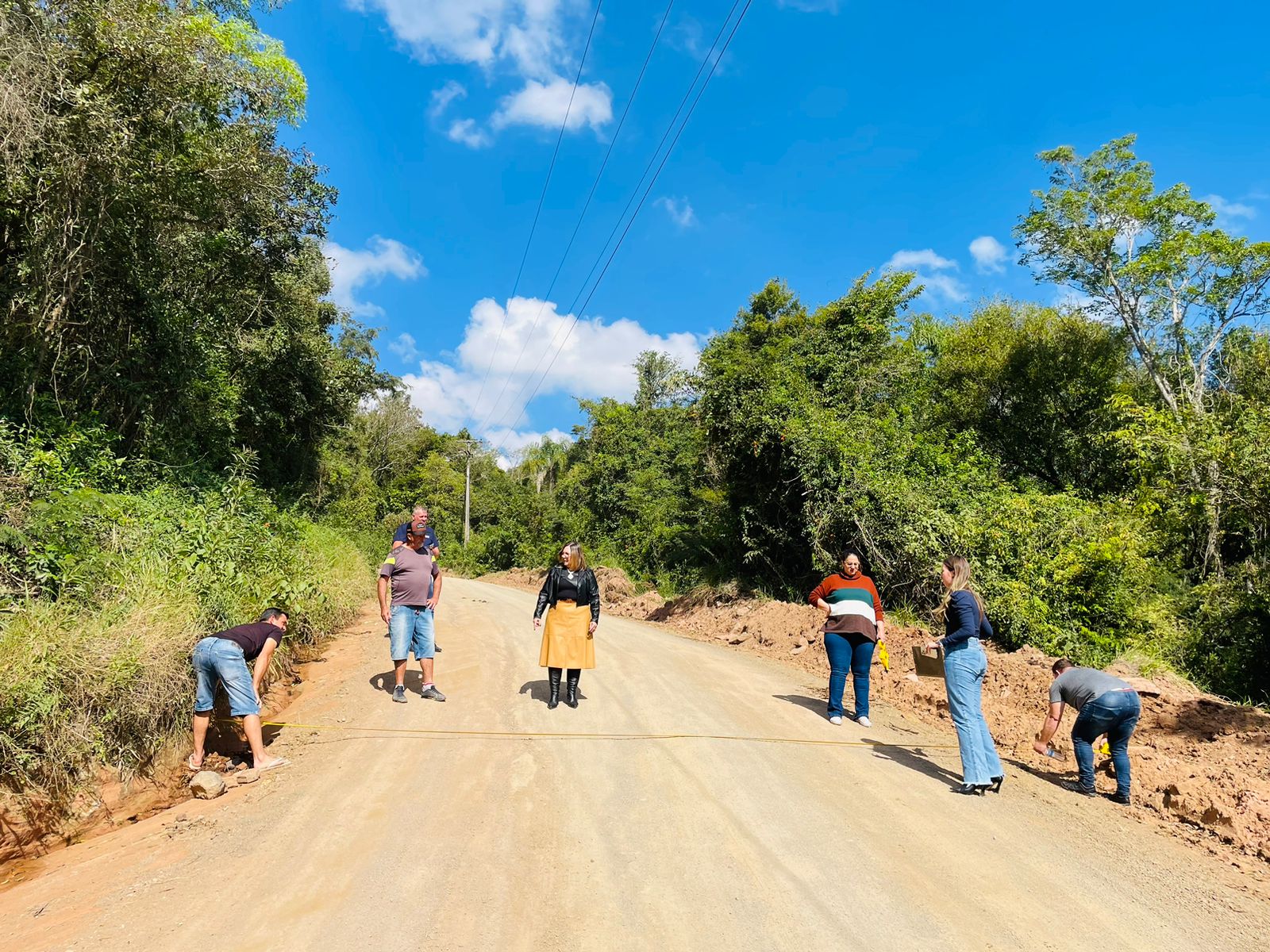 Prefeita de Taquara acompanha medição para asfaltamento em trecho no Figueirão