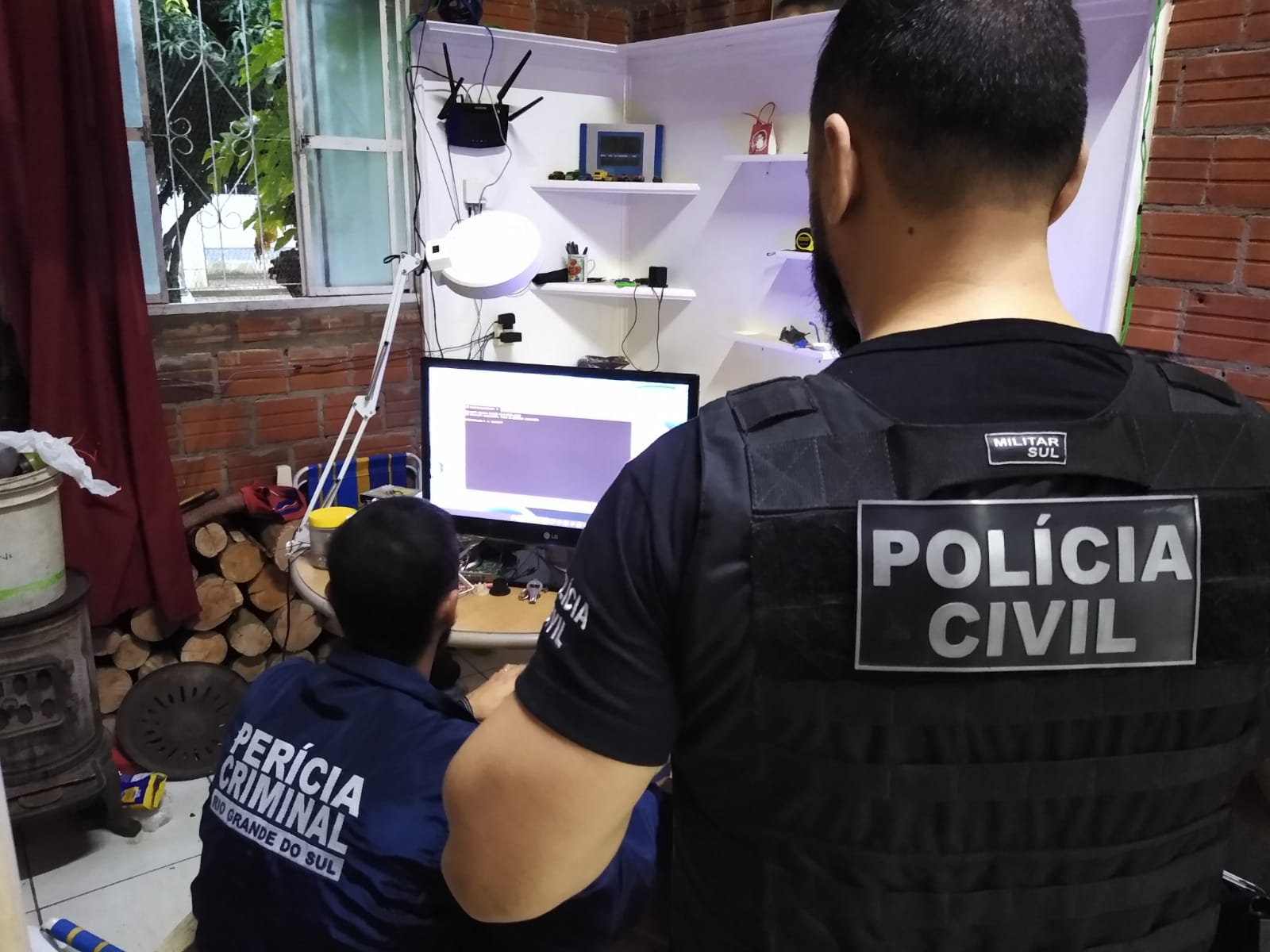 Polícia Civil prende homem em Rolante por armazenar material de pornografia infantil