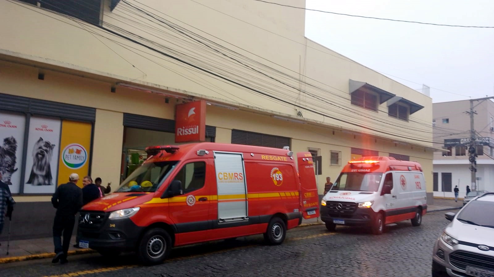 Mulher passa mal dentro de supermercado em Taquara