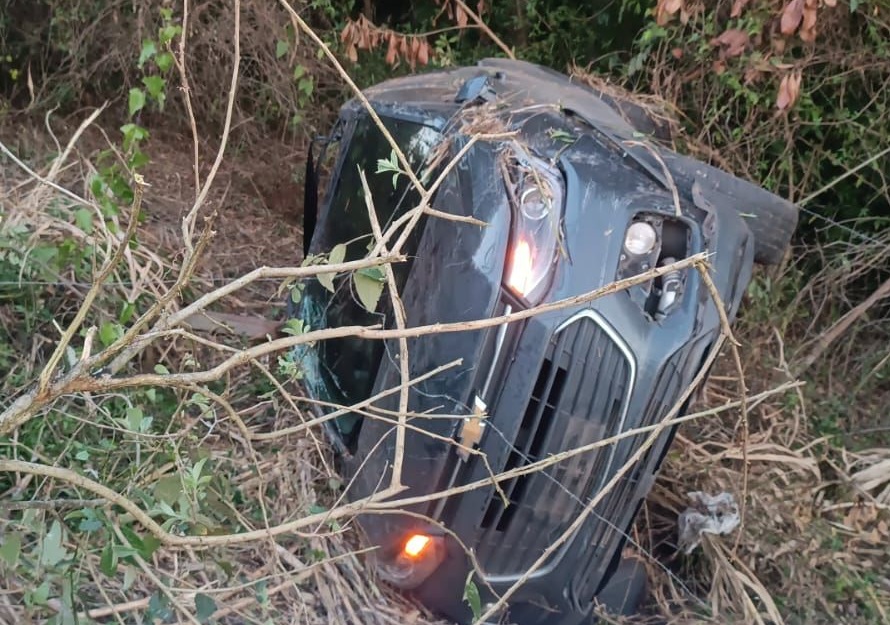 Veículo conduzido por gestante sofre capotamento na ERS-020 em Taquara