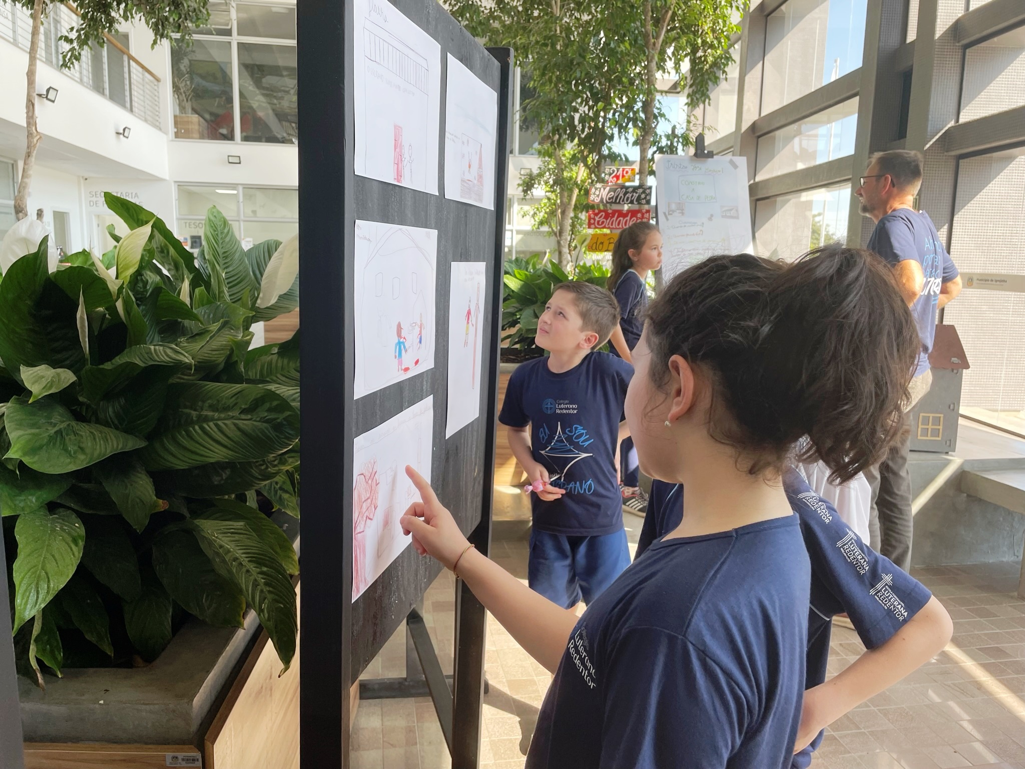 Exposição sobre a Steinhaus pode ser conferida no saguão da prefeitura de Igrejinha