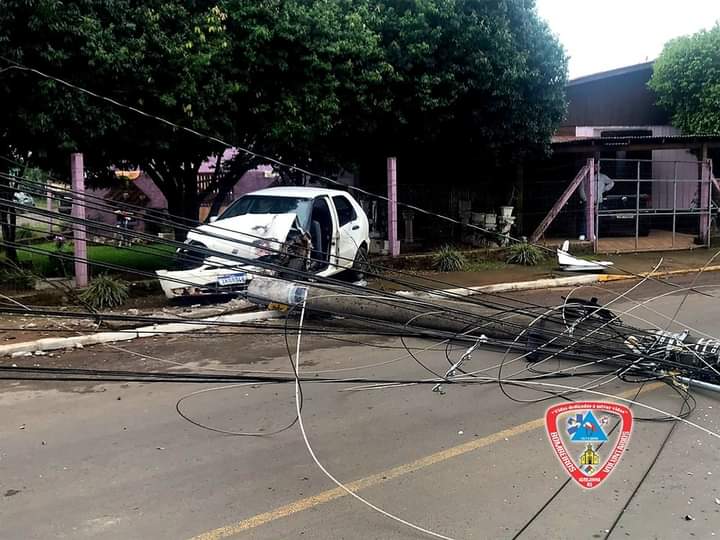 Motorista de carro que bateu em poste estava fugindo de barreira da polícia