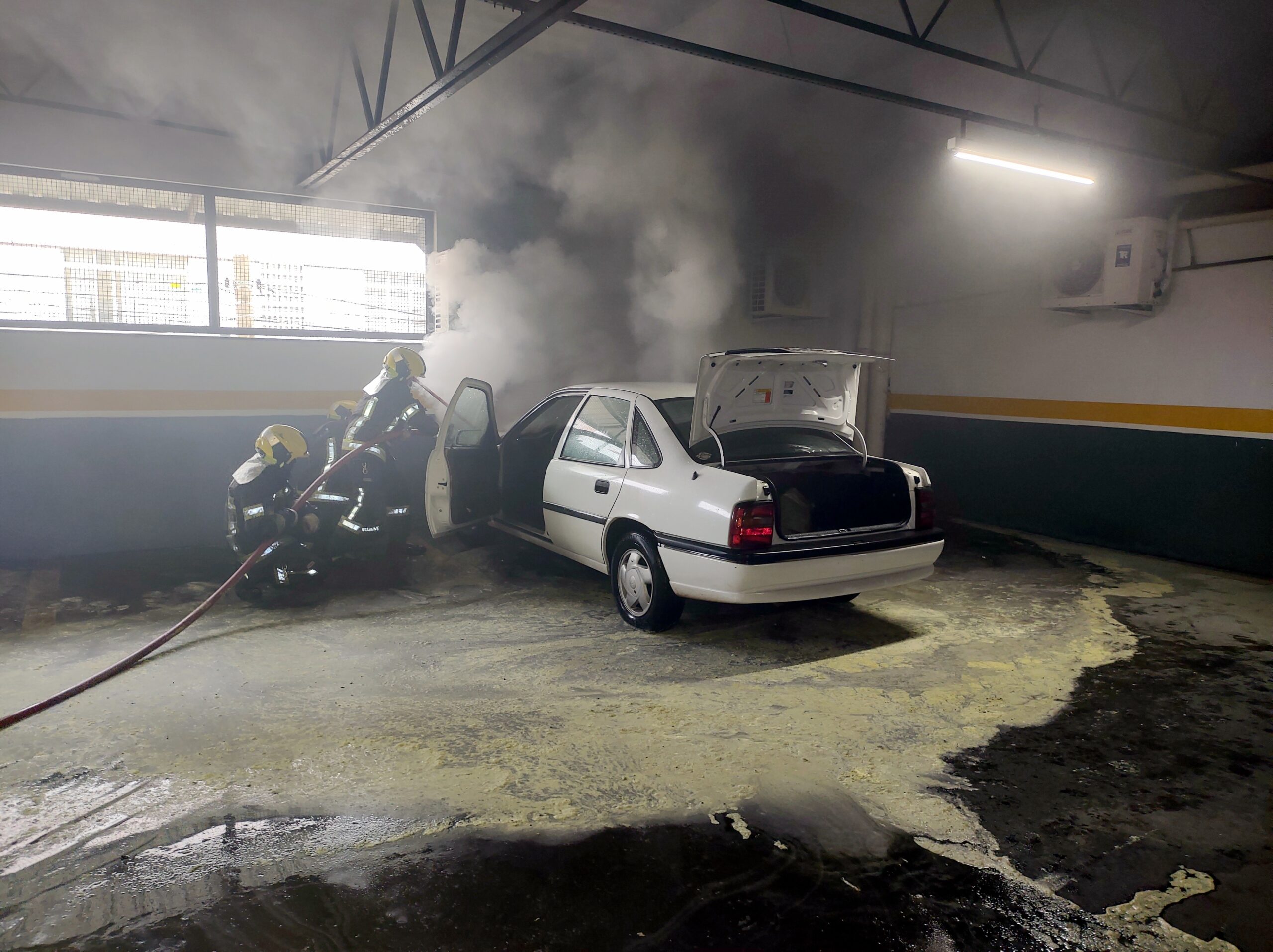 Veículo pega fogo no estacionamento de supermercado em Taquara