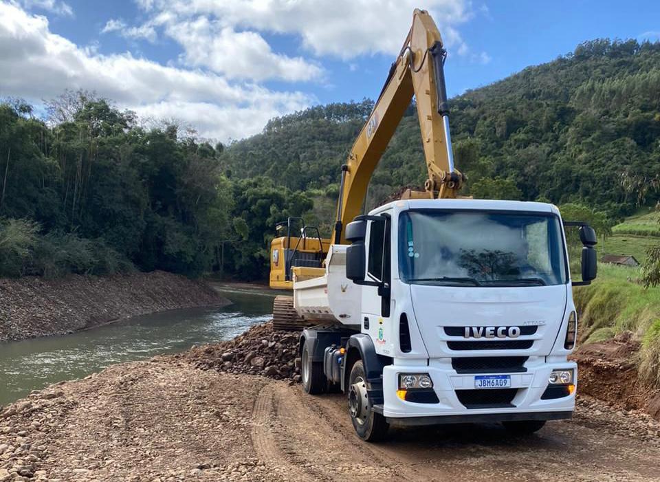 Taquara realiza intervenção emergencial para contenção das margens no Rio Padilha