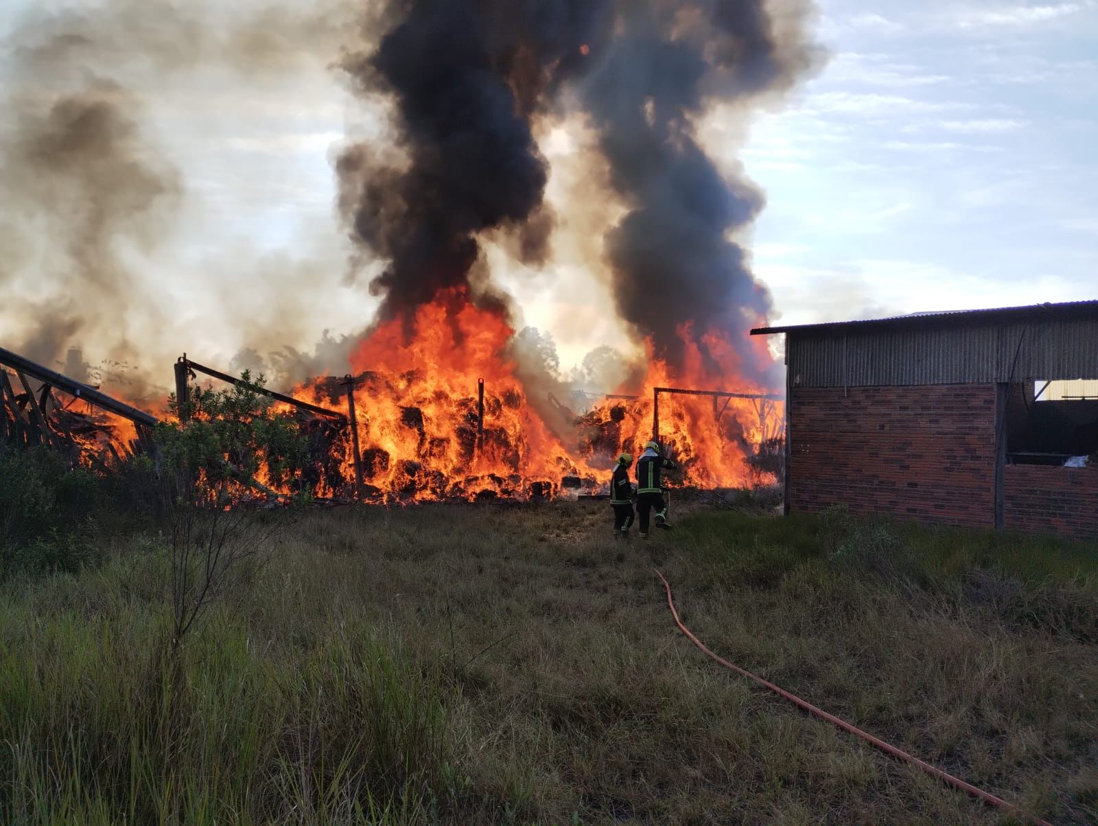 Mais dois pavilhões de depósito abandonado são incediados na ERS-115 em Taquara