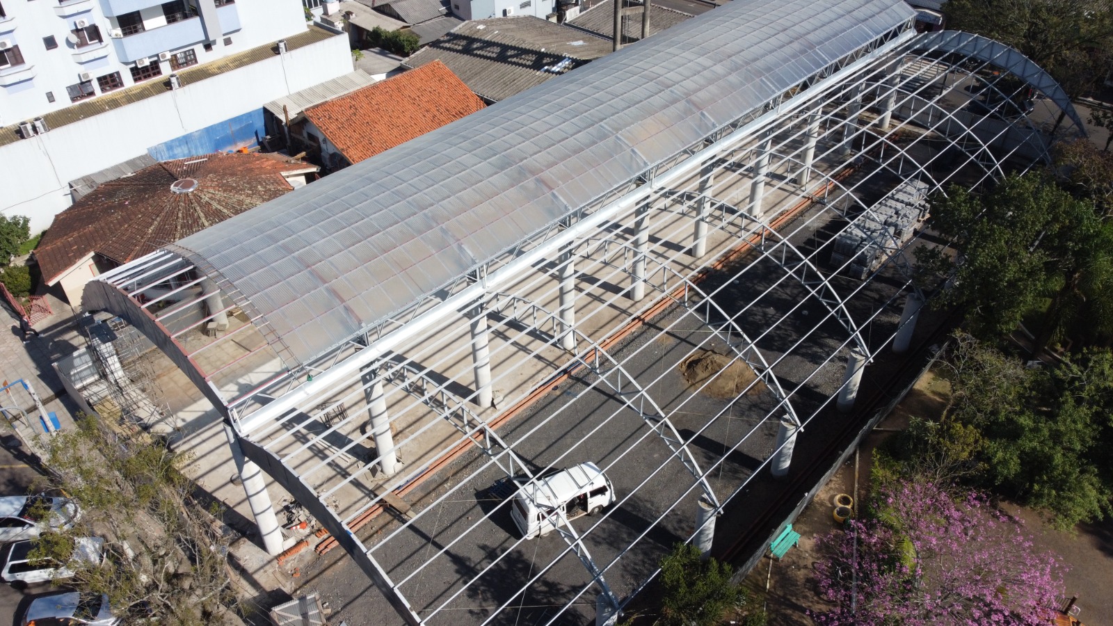 Nova cobertura começa a ser instalada na Rua Coberta de Parobé