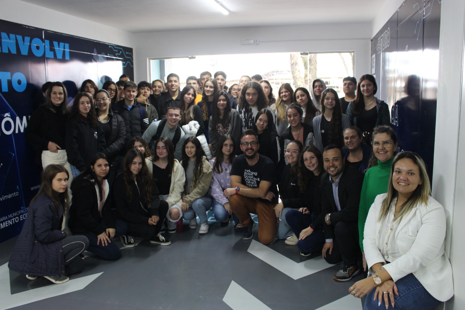 Estudantes da escola Engenheiro Parobé assistem palestras sobre Marketing Digital