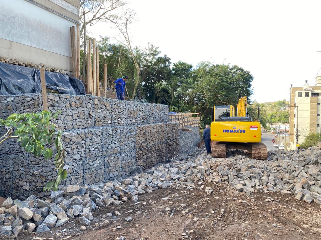 Construção de gabião no Hospital Bom Jesus segue cronograma em Taquara