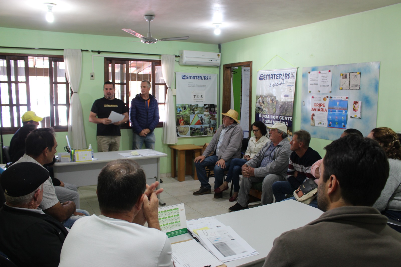 Calendário de plantio é entregue para agricultores que fornecem alimentação escolar de Parobé