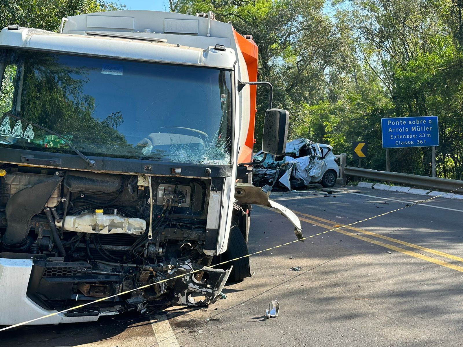 Colisão frontal entre carro e caminhão de coleta de lixo resulta em morte na ERS-115 em Taquara
