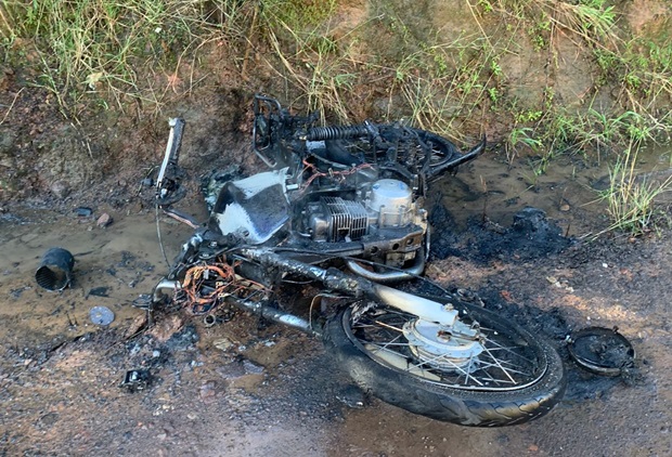 Após fugir de barreira policial em Taquara, homem coloca fogo na moto e provoca incêndio em vegetação