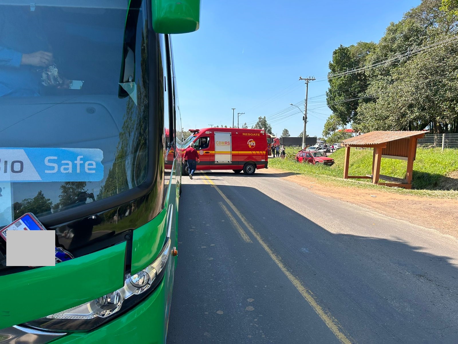 Três adultos e uma criança ficam feridas após colisão entre carro e ônibus na ERS-020 em Taquara