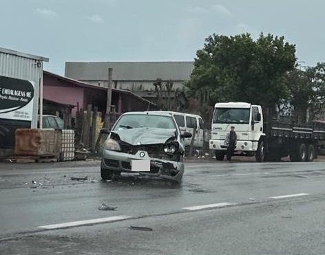 Veículos se envolvem em colisão na ERS-239 em Parobé