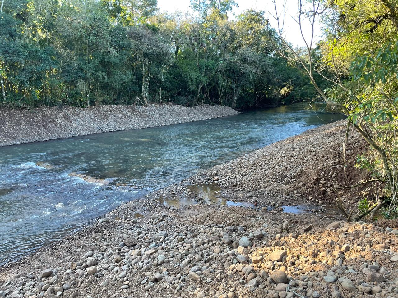 Secretarias realizam desobstrução do leito em trecho do Rio Padilha no interior de Taquara
