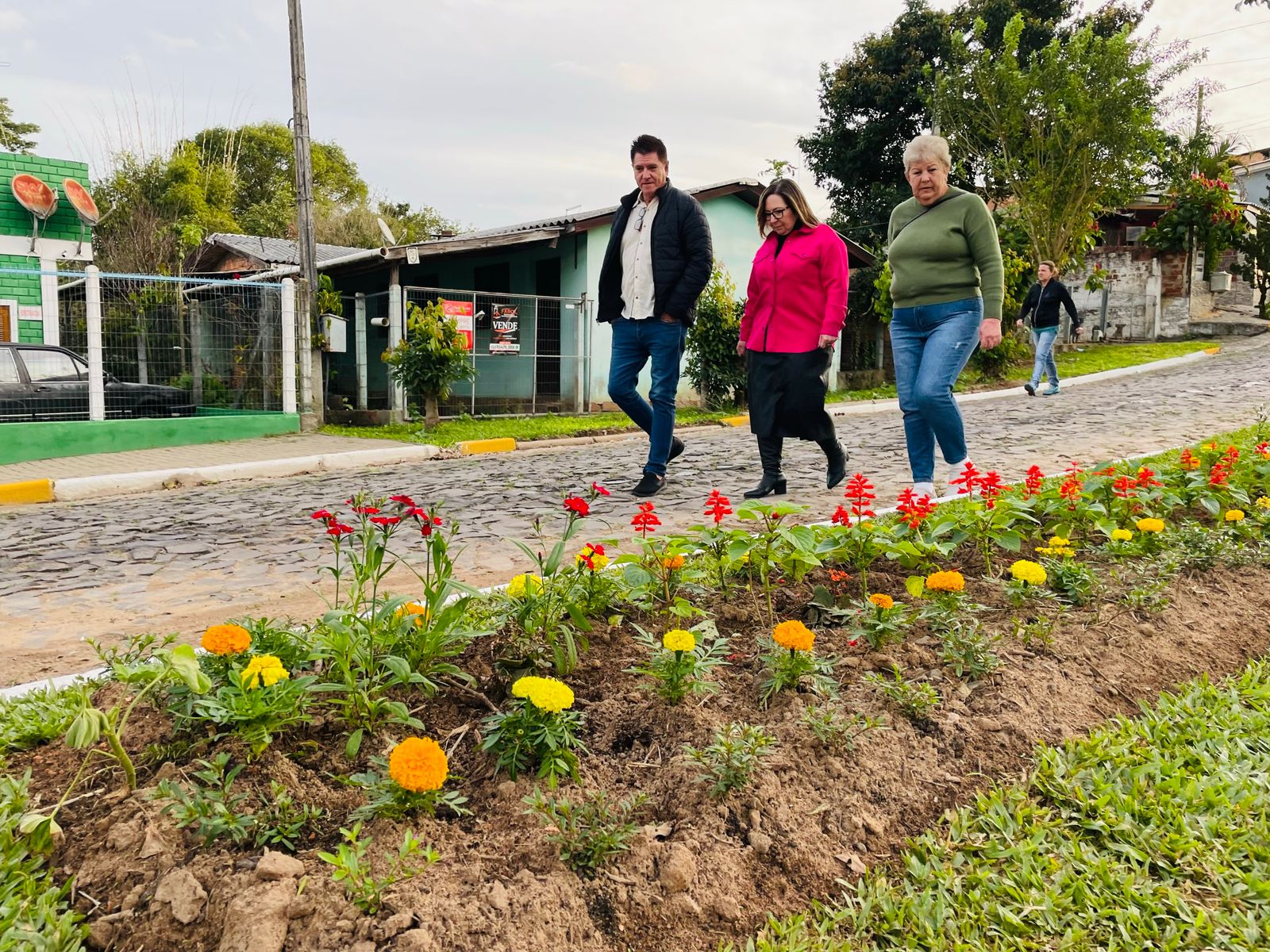 Canteiro central da rua Oswaldo de Souza recebe paisagismo no Bairro Empresa em Taquara