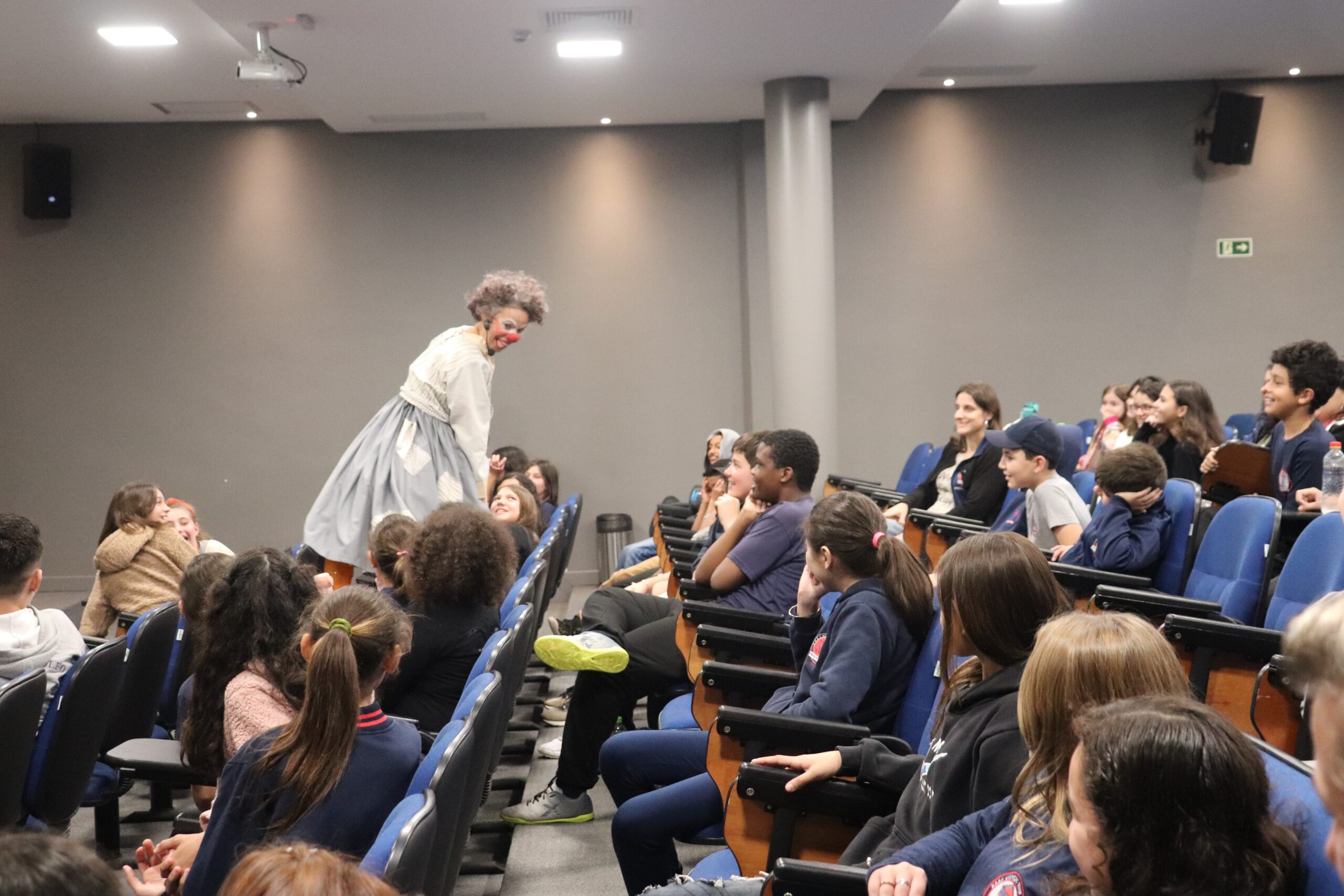 Alunos da Escola Rodolfo assistem à peça "Não se engana onça Caetana" na Faccat