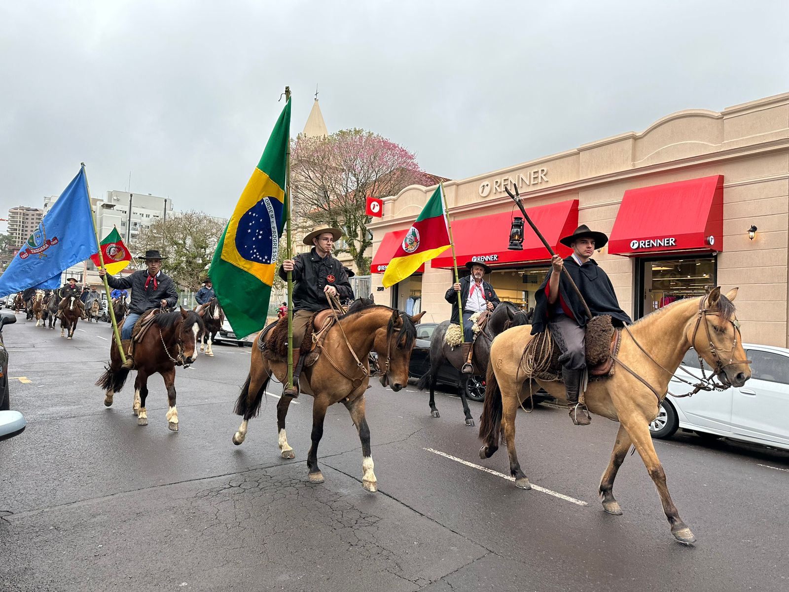 Condução da Chama Crioula abre programação farroupilha em Taquara