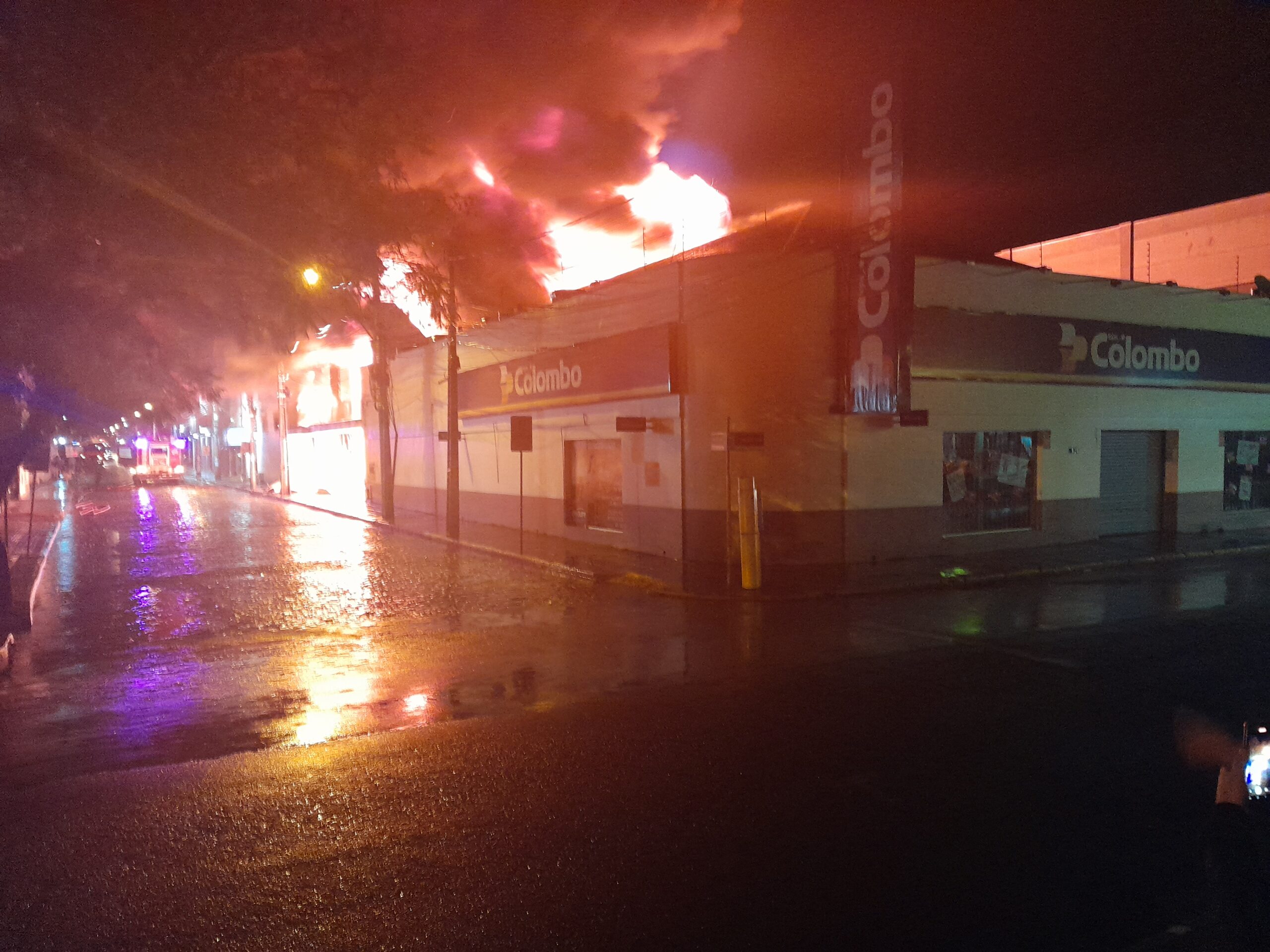 Incêndio de grandes proporções atinge prédios comerciais em Taquara; VEJA FOTOS
