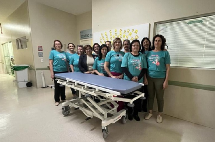 Associação feminina de apoio ao hospital de Igrejinha entrega novas macas à instituição