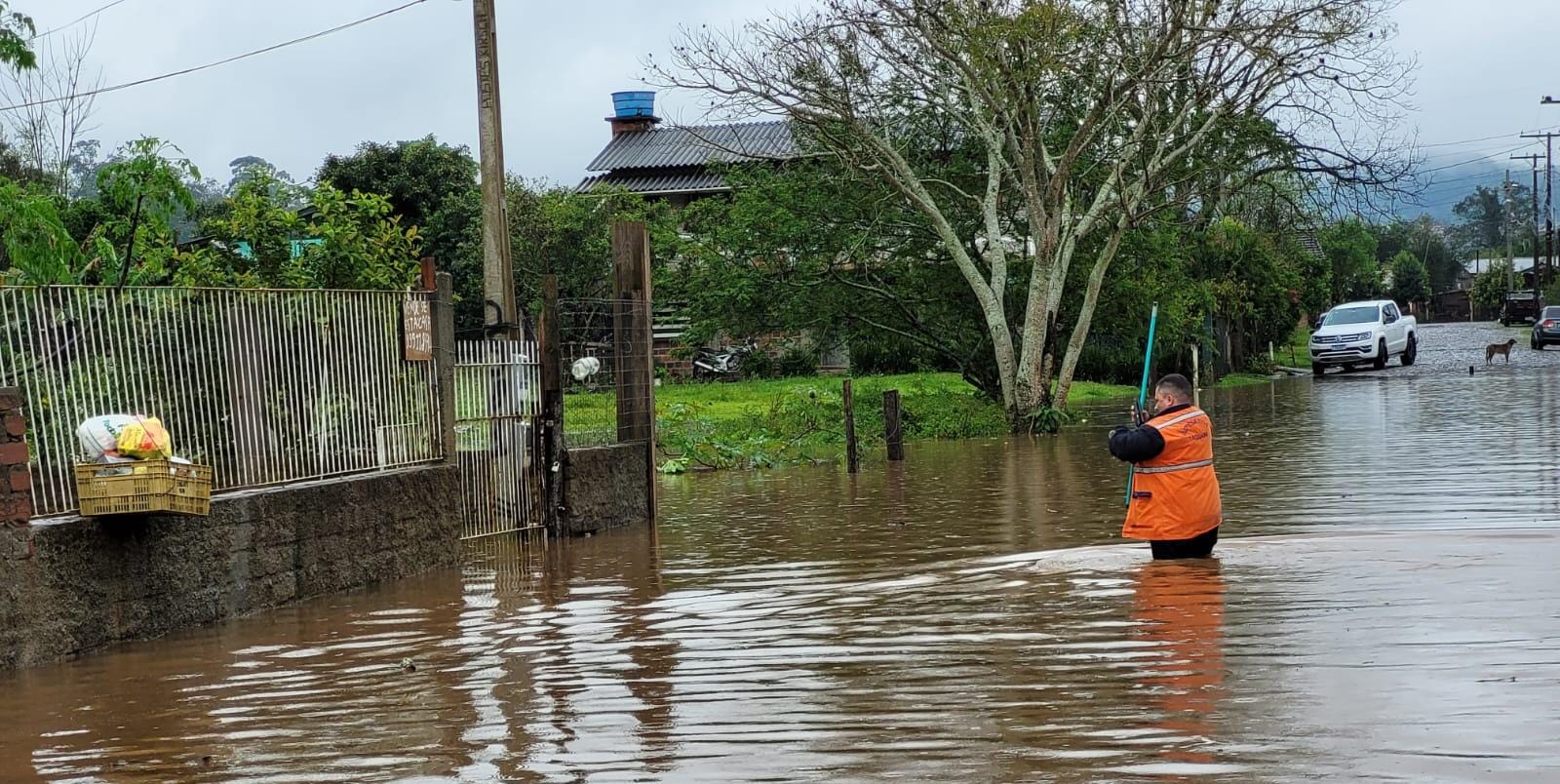 Pelo menos três rios extravasam e causam alagamentos em ruas de Taquara