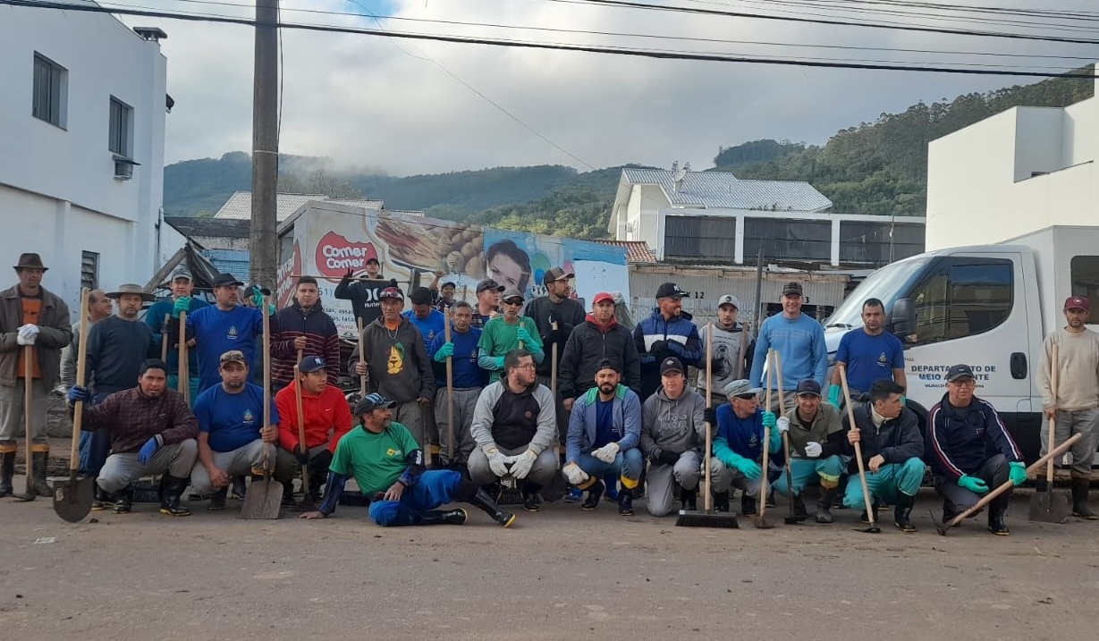 Igrejinha envia 35 servidores públicos para colaborar na limpeza da cidade de Muçum