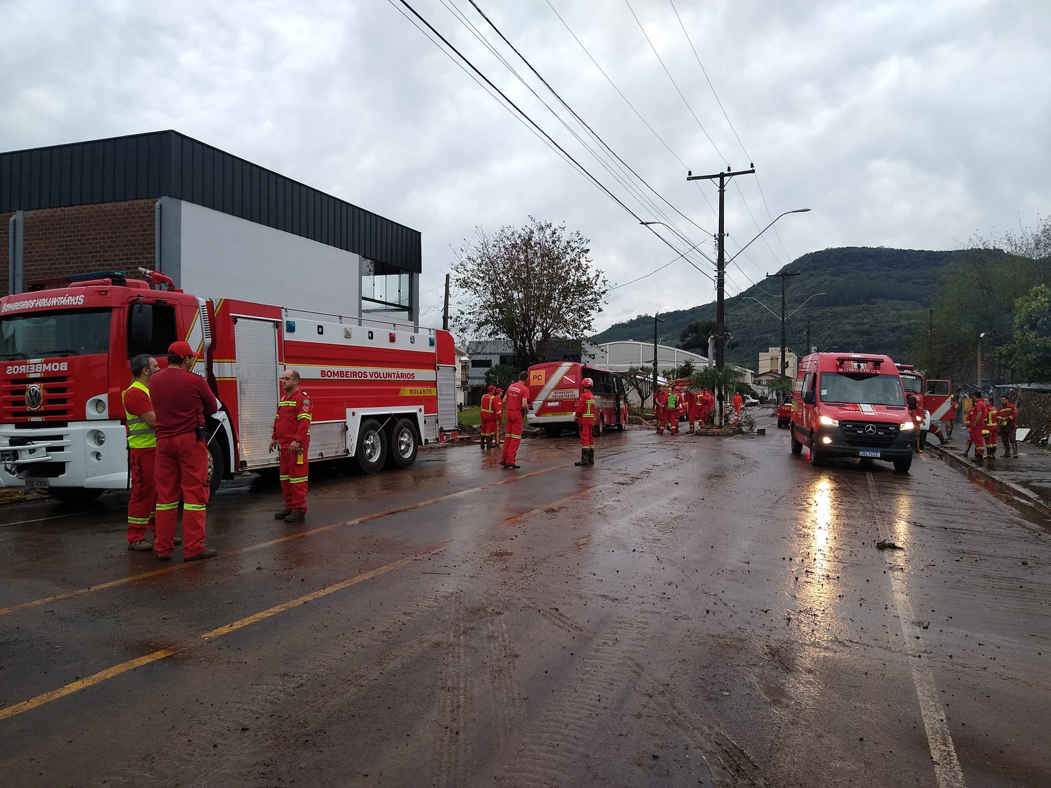 Bombeiros voluntários de Rolante e Riozinho seguem colaborando com atendimentos no Vale do Taquari