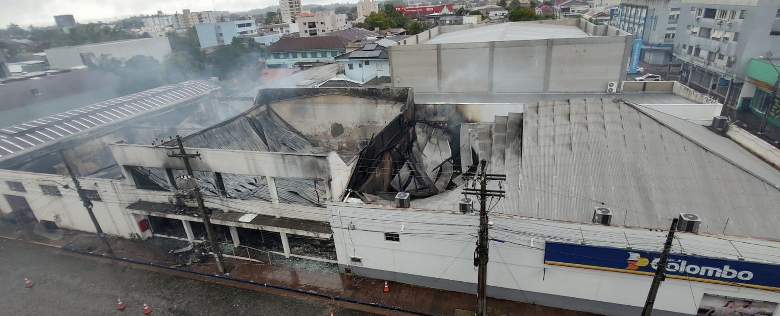 Combate ao incêndio de prédios comerciais em Taquara mobiliza bombeiros de seis cidades da região