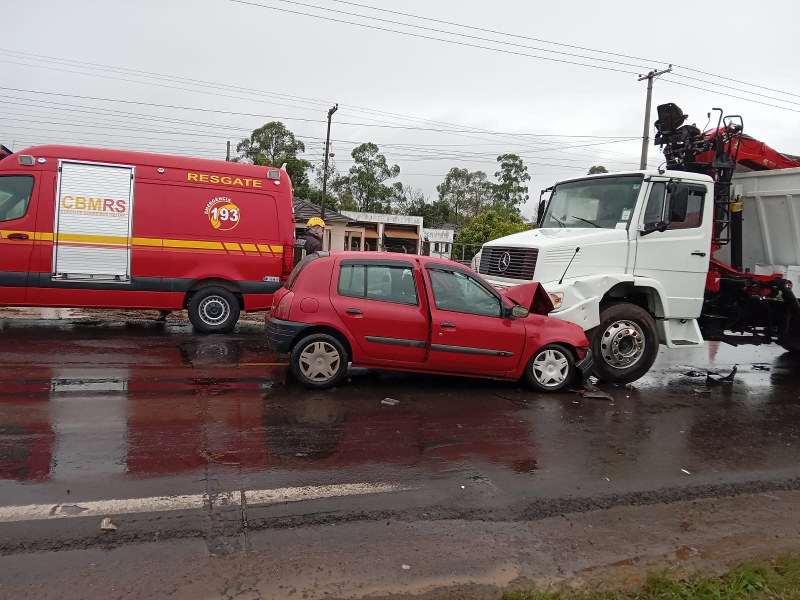 Idoso fica ferido após colisão frontal entre carro e caminhão na ERS-239 em Taquara
