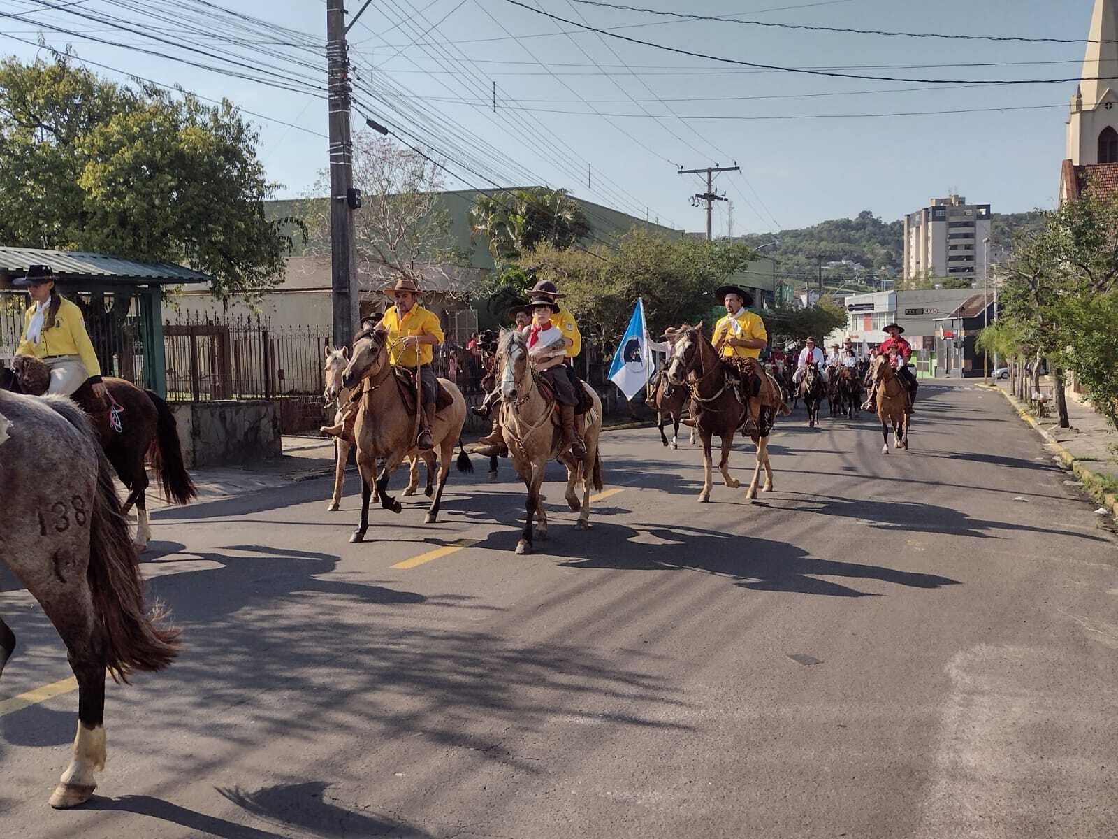 Desfile farroupilha reúne cavalarianos em Parobé; VEJA FOTOS