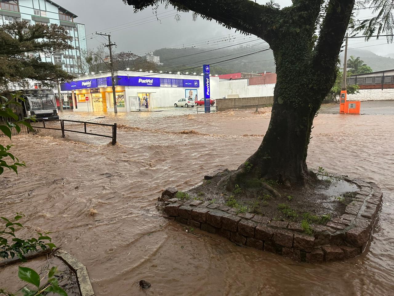 Chuva intensa que cai na região já causa transtornos em cidades do Vale do Paranhana