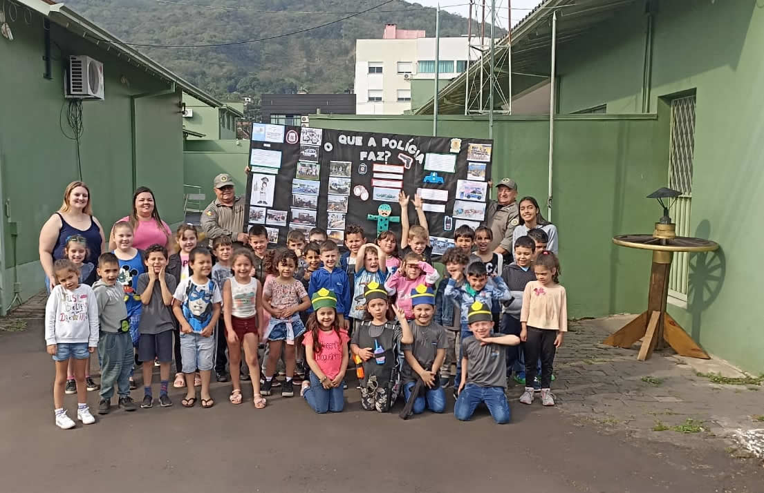 Brigada Militar de Igrejinha recebe estudantes da rede municipal