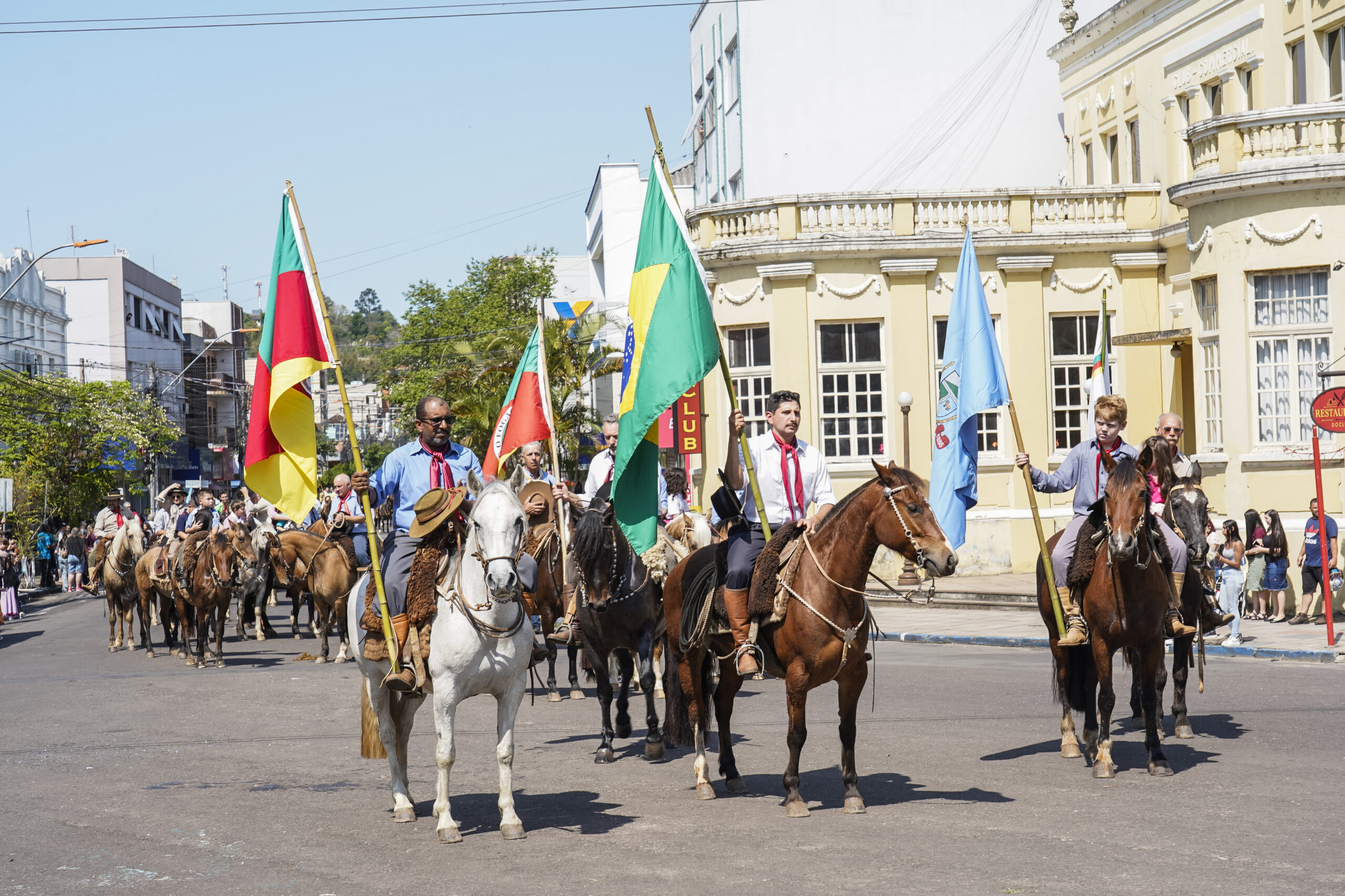 Cerca de 400 cavaleiros participam do Desfile Farroupilha em Taquara