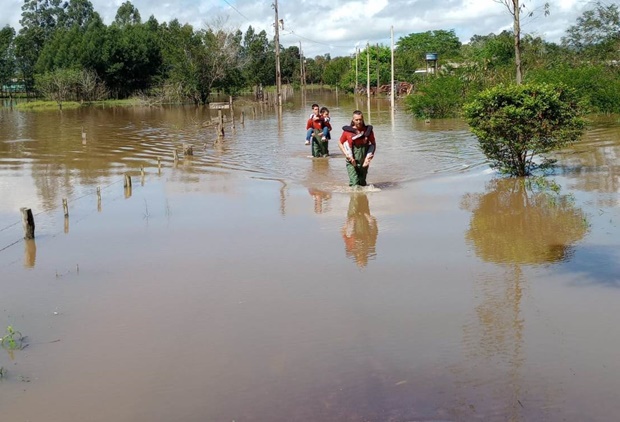 Bombeiros de Parobé resgatam pessoas ilhadas em áreas alagadas no interior do município